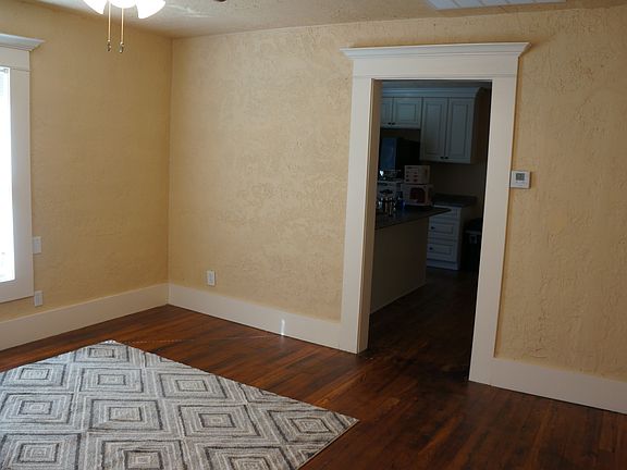 2nd image of 1121 W Broadway Ave
