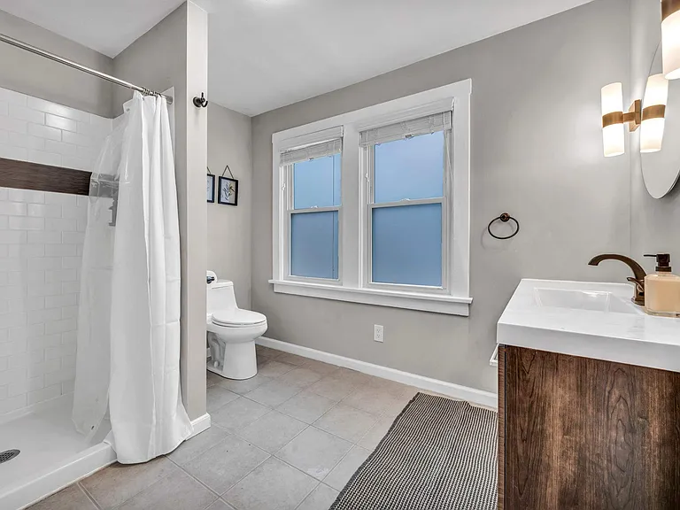 1339 W 61st St — Photo 32