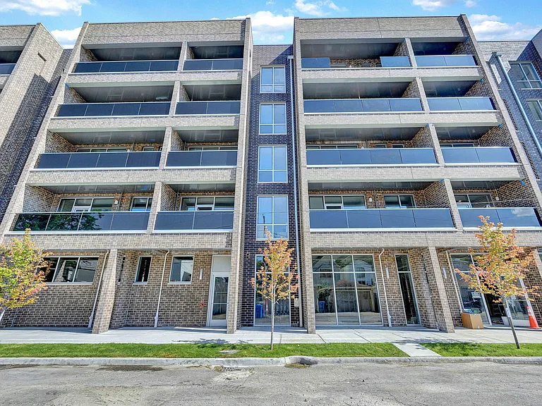 2924 W Medill Ave — Photo 2