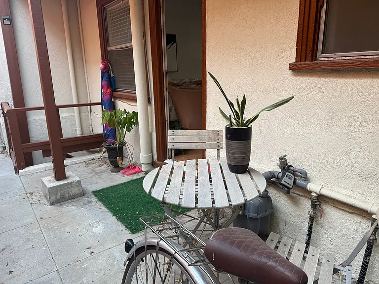 Sitting area in by real entrance