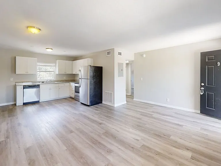 426 Palm Ave N #9 — Photo 3