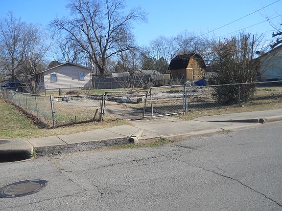 5th image of 901 S 5th St