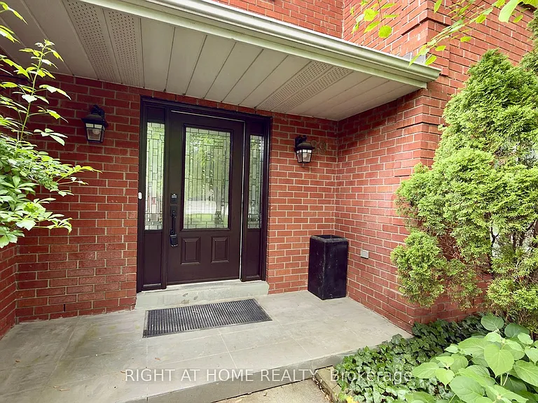 89 W Yonge Blvd NW — Photo 3