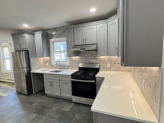 4th image of 30 E Henry St Floor 1
