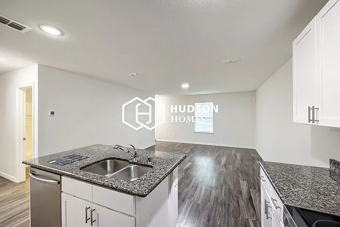 2722 William St — Photo 6