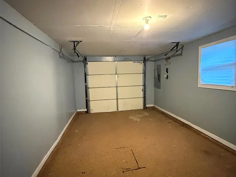 24 California Ave — Photo 15