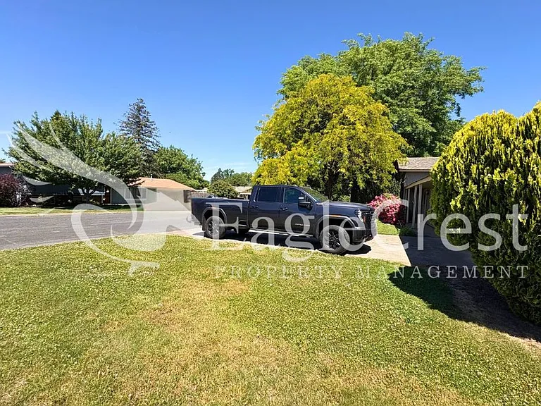924 Shasta Dr — Photo 8