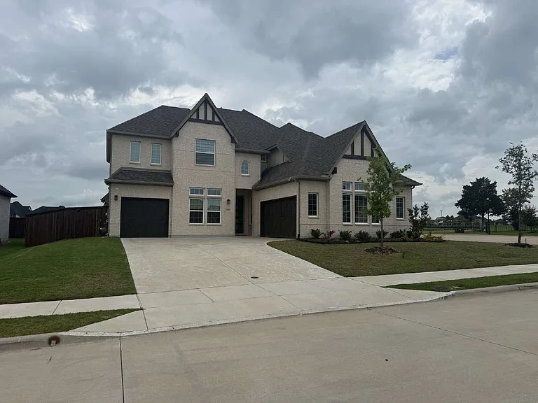 1927 Pebble Ln — Photo 5