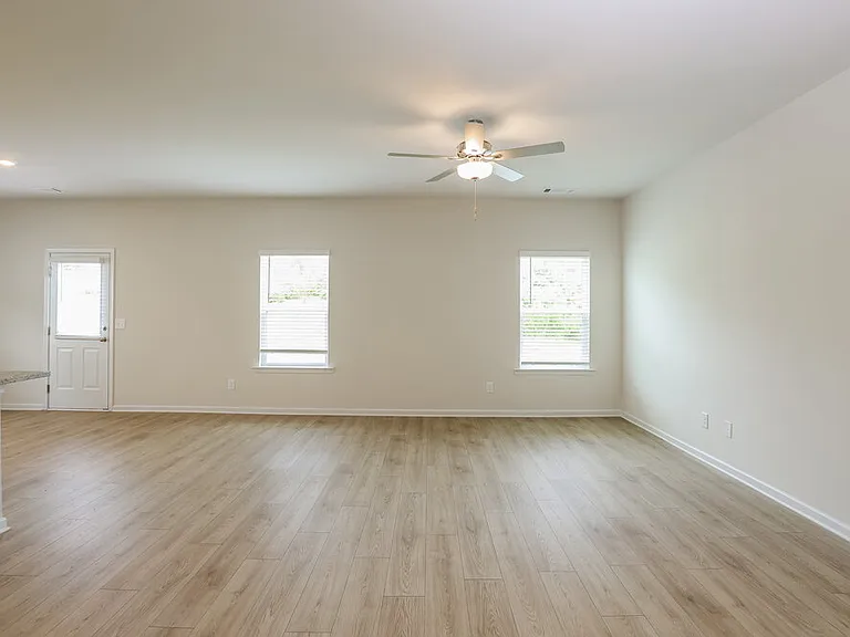 658 Mackenzie Cv — Photo 6