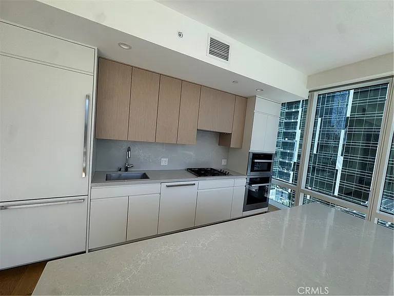 877 Francisco — Photo 4
