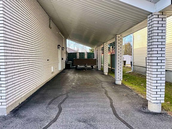 4th image of 405 Mageau St