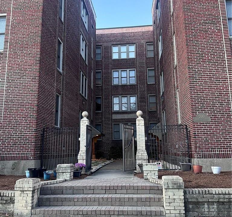 1st image of 200 W 31st St APT 203