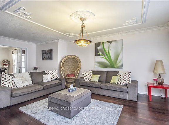 3rd image of 2 Hampstead Ct