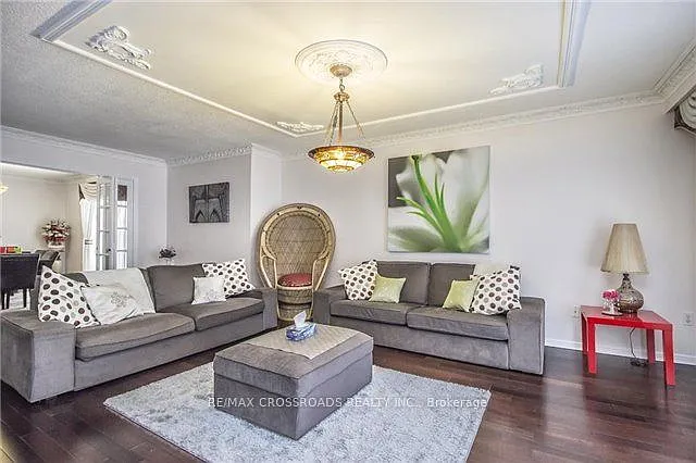 2 Hampstead Ct — Photo 3