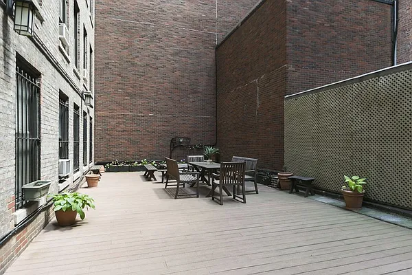 Sold by HomeDax Real Estate | media 9