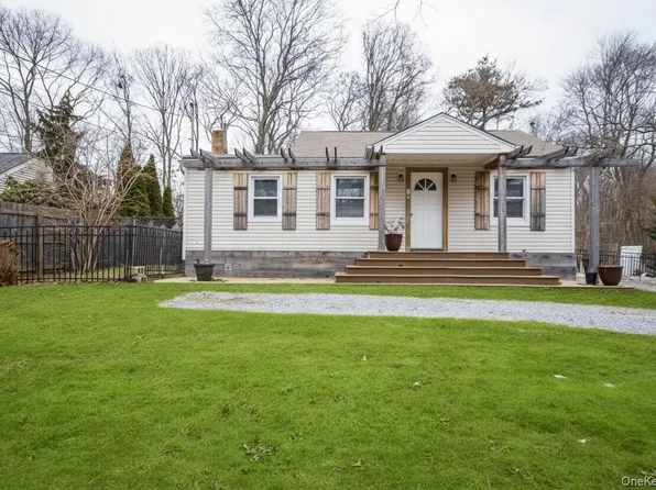 27 Cynthia Lane, Center Moriches, NY 11934