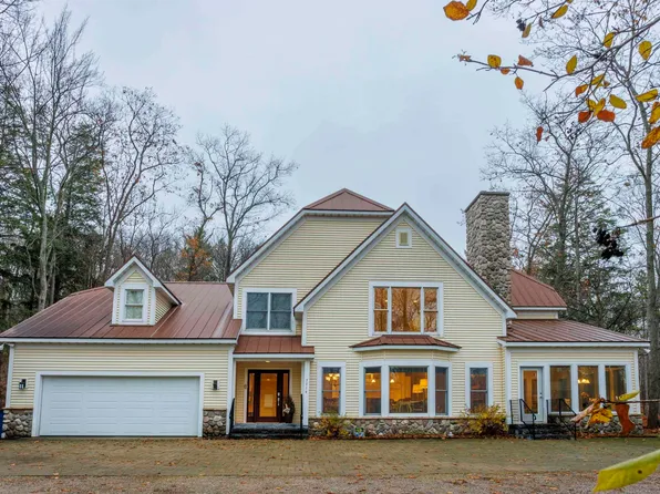 7754 Woodland Dr, Honor, MI 49640