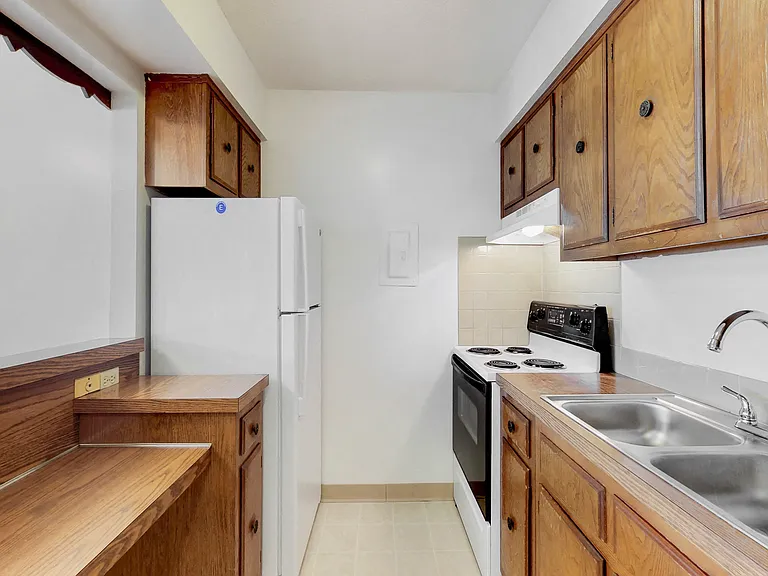 Plaza Manor — Photo 20