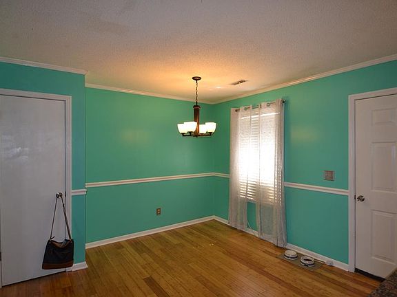 4th image of 110 Twin Oak Dr