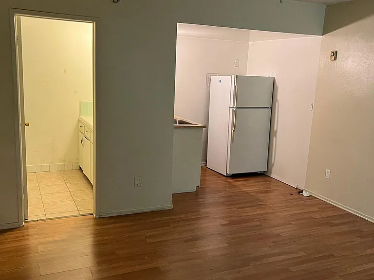 16515 Victory Blvd #8 — Photo 2