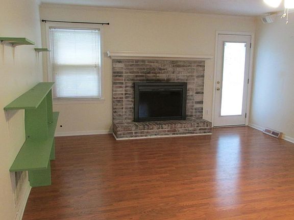 4th image of 203 Pine Tree Dr