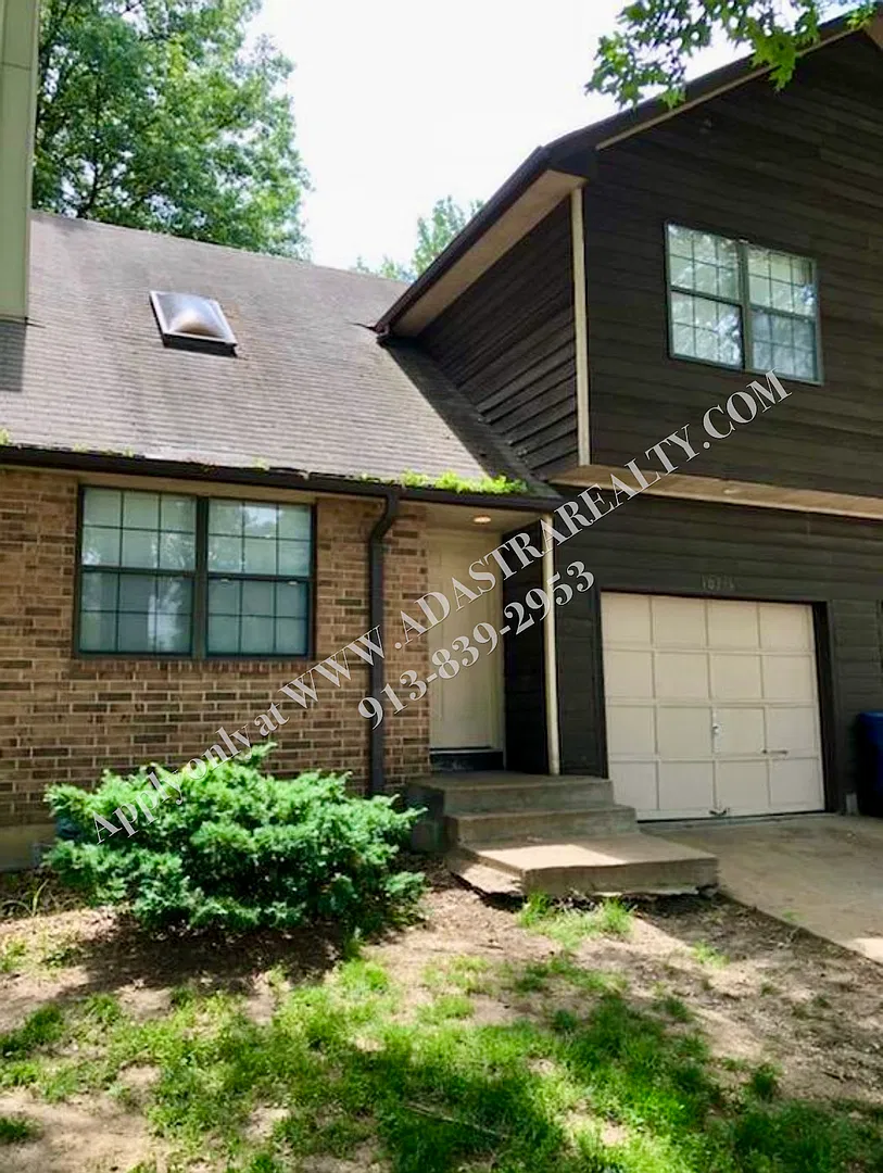 Updated 2 Bed 1.5 Bath Townhome in Overland Park-Available NOW!! — Photo 1