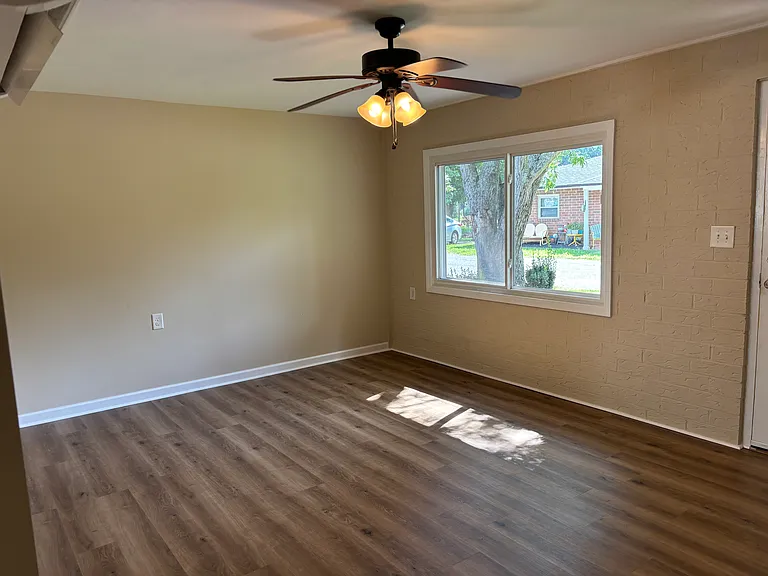 204 Westview Dr #B — Photo 2