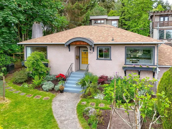 752 Lampson St #1, Esquimalt, BC V9A 6A6