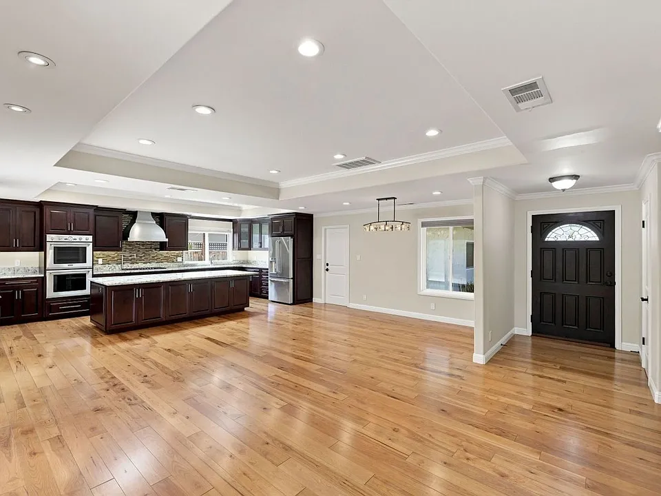 10700 Farallone Dr