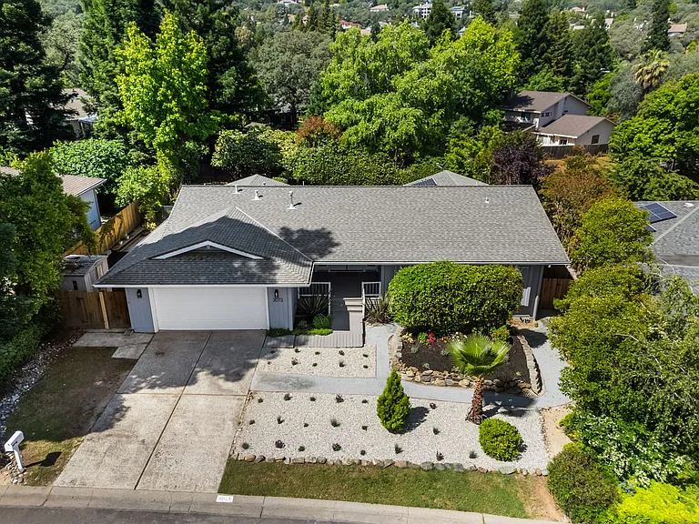 3072 Latham Ln — Photo 3