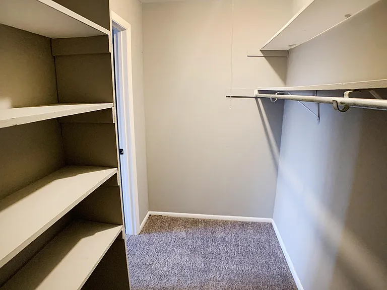 Crown Pointe Apartments — Photo 33