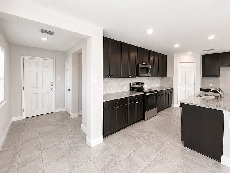 2605 Wesley Ave — Photo 3
