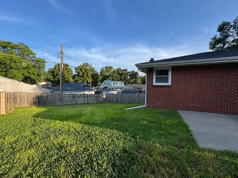 940 N 68th St — Photo 38