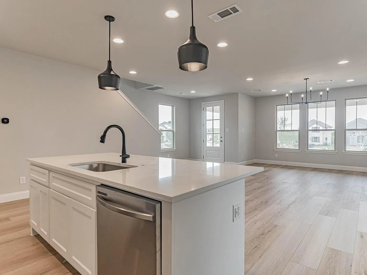 3 bed, 2.5 bath, 2137 sqft, $3,200 — Photo 3