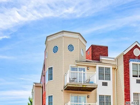 Sold by Daniel Gale Sotheby's International Realty | media 18