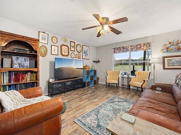 3rd image of 137 Sawgrass Cir
