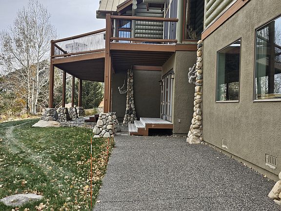 Private entrance for guests with private parking access. Entry to home quarters in aggregate concrete with 2 porches extending from the master bedroom and large entertainment room. Separate from home owners entrances and garages.