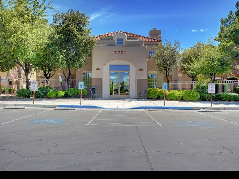 1901 Villa Palms Ct — Photo 12