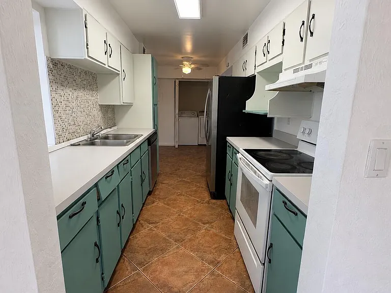 7816 NW 70th Ter — Photo 12