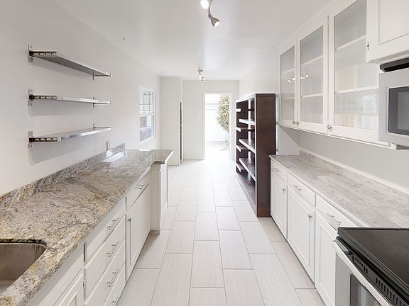 3rd image of 6118 Pembroke Dr