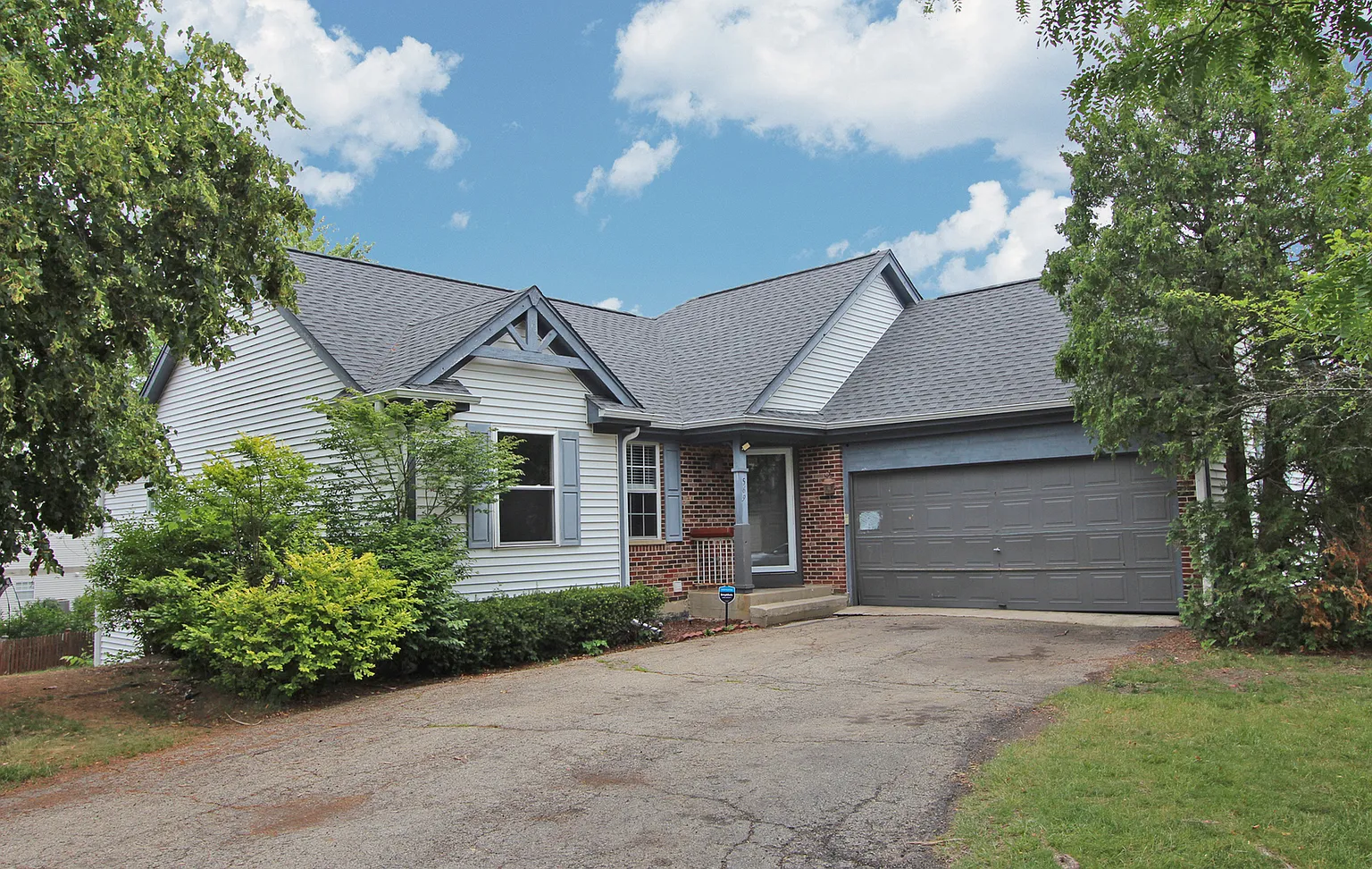 569 Shaker Ln photo 1