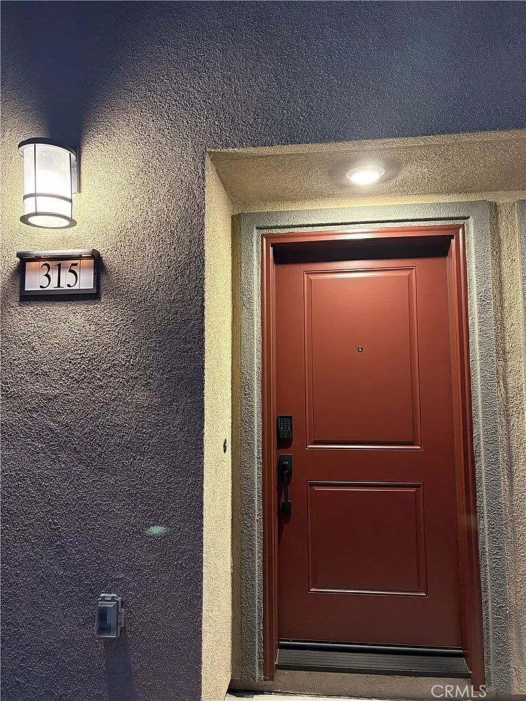 3 bed, 2.5 bath, 1408 sqft, $3,825 — Photo 2