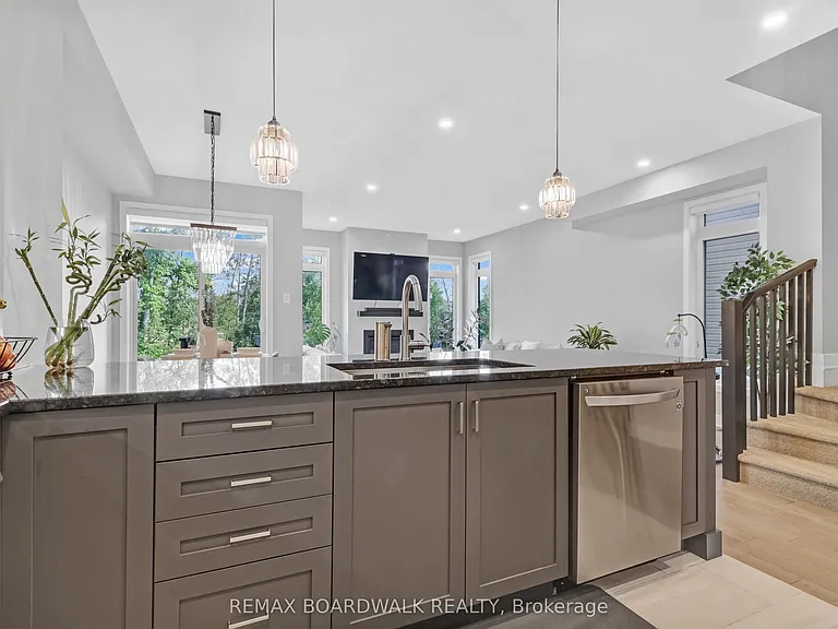 232 Bristol Cres — Photo 8