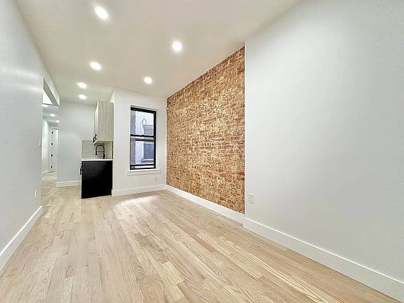 4th image of 860 Hart St #1L