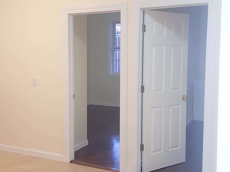 1st image of 2527 46th St APT 2R