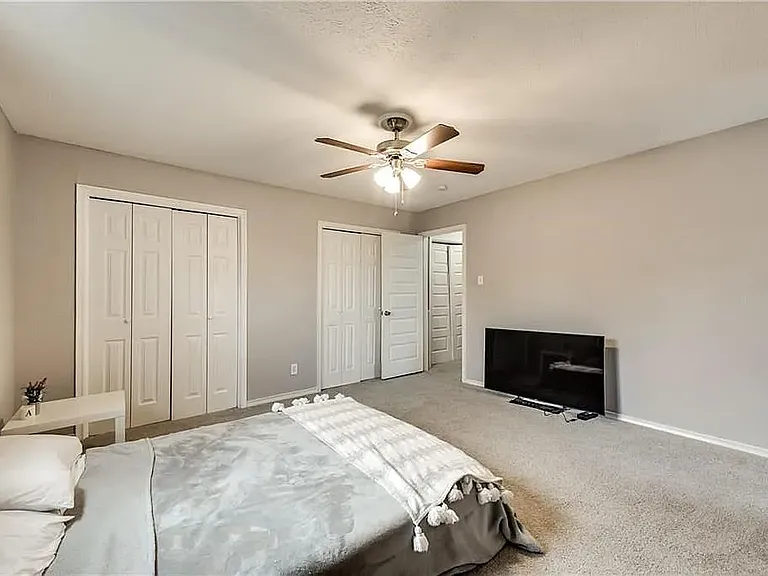 2011 W Red Bird Ln — Photo 23