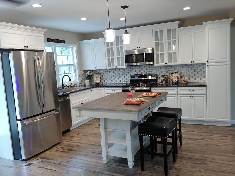 Beautiful kitchen w/ granite