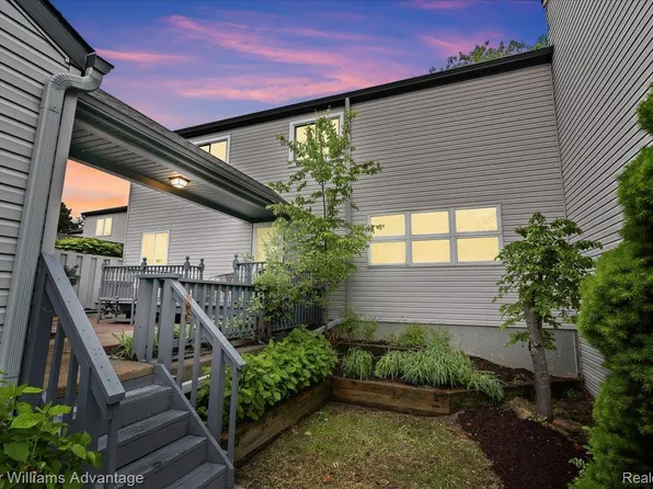 2806 Breckenridge Dr, Brighton, MI 48114