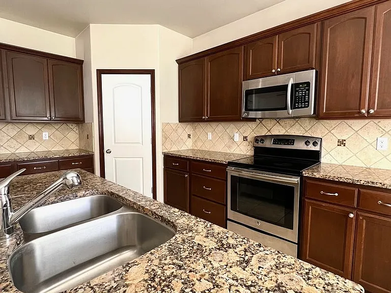 7704 W Washington Ave — Photo 28
