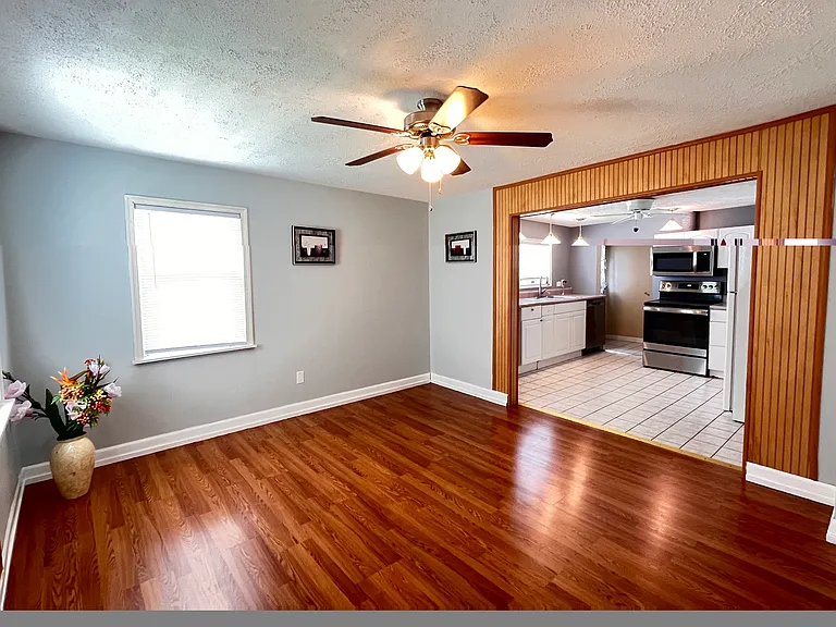 16 Evans Ave — Photo 8